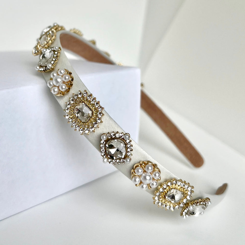 hieno valkoinen hiuspanta